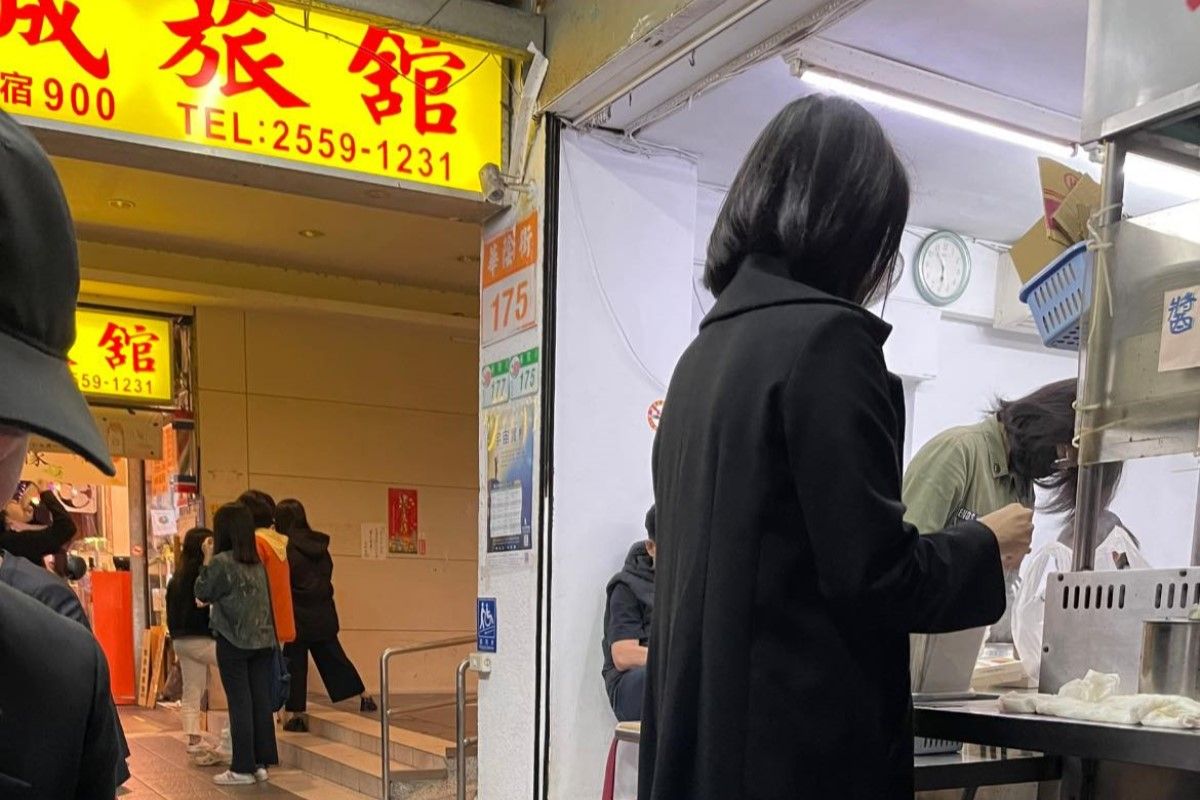 ▲原PO在路上看到一名造型與《黑暗榮耀》女主角文同珢相當類似的路人。（圖／臉書社團《路上觀察學院》）