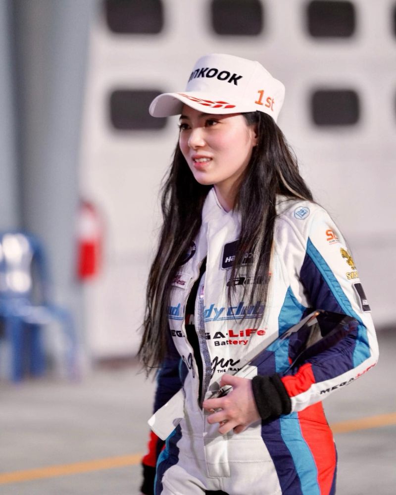 台灣賽車美少女陳映瑜　成為耐久賽的世界首位女性冠軍