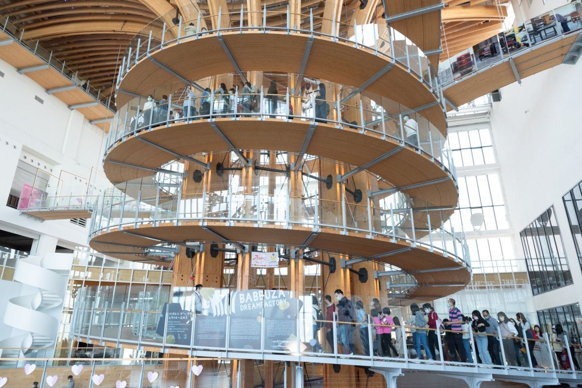 ▲「半山夢工廠」廠內10層樓高、世界最大的生命樹環樹步道(圖／給足呵護提供2023.3.27)