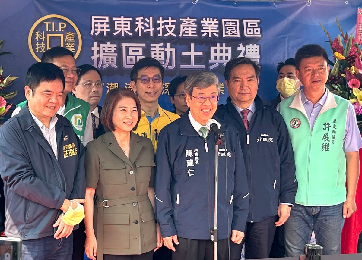 ▲屏東科技產業園區第2園區動土，行政院長陳建仁(前排中)盼產業群聚，以促進地方發展。(圖／記者黃守作攝，2023.03.27)