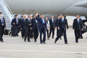 馬英九抵達上海浦東機場　國台辦副主任陳元豐親自接機
