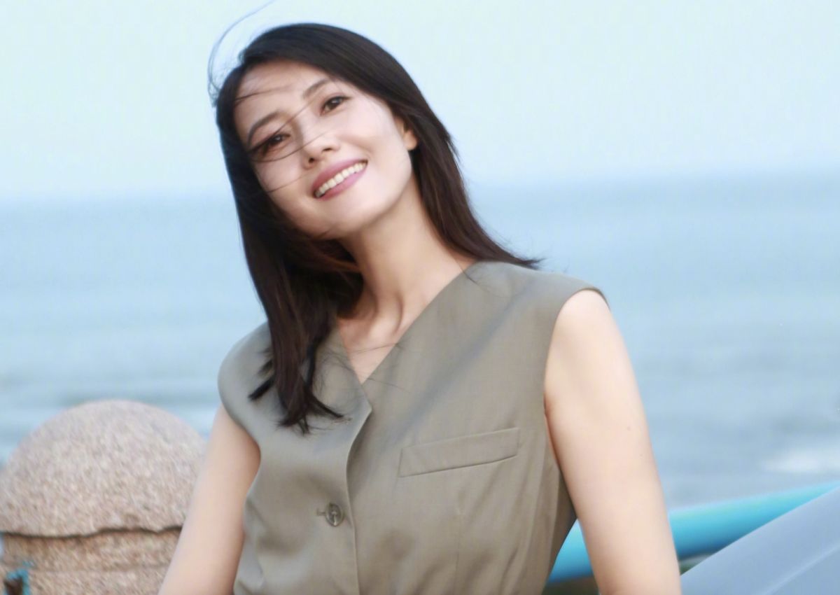 ▲高圓圓近日參加歌手老狼的演唱會時，雖然一臉素顏，狀態卻好到完全看不出年紀。（圖／翻攝自高圓圓微博）