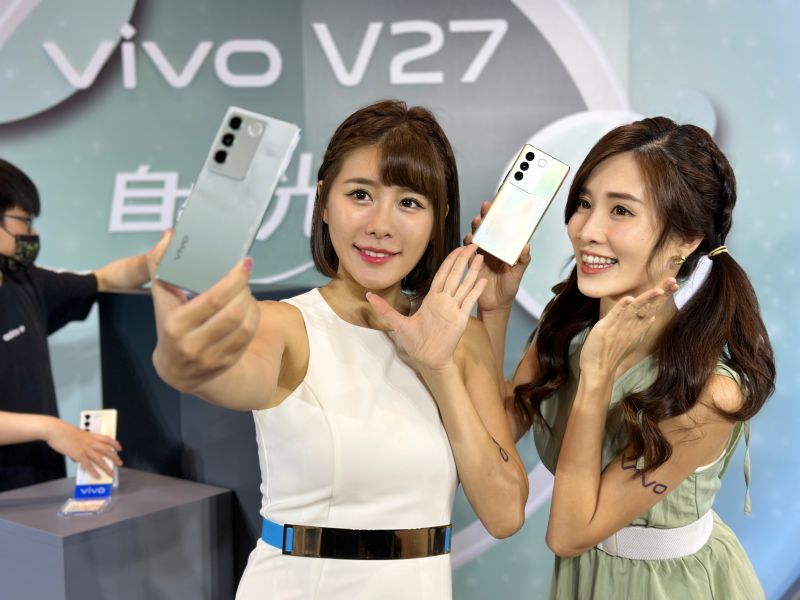 ▲vivo V27 5G配置柔光燈設計，提高手機拍攝品質。(圖／記者周淑萍攝)