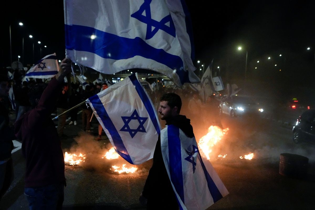 ▲巴勒斯坦官員今天表示，以色列在黎明前對加薩展開空襲，造成3名伊斯蘭聖戰組織領袖和另外10人死亡，包括4名兒童。（圖／美聯社／達志影像）