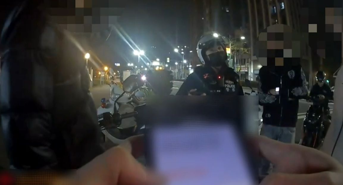 ▲蘆洲分局三民派出所警員執行巡邏勤務時，於三民路、長榮路口，發現蘇姓男騎士未戴安全帽，因此依法攔下盤查，警方在車廂內發現一把鎮暴槍。（圖／翻攝畫面）  