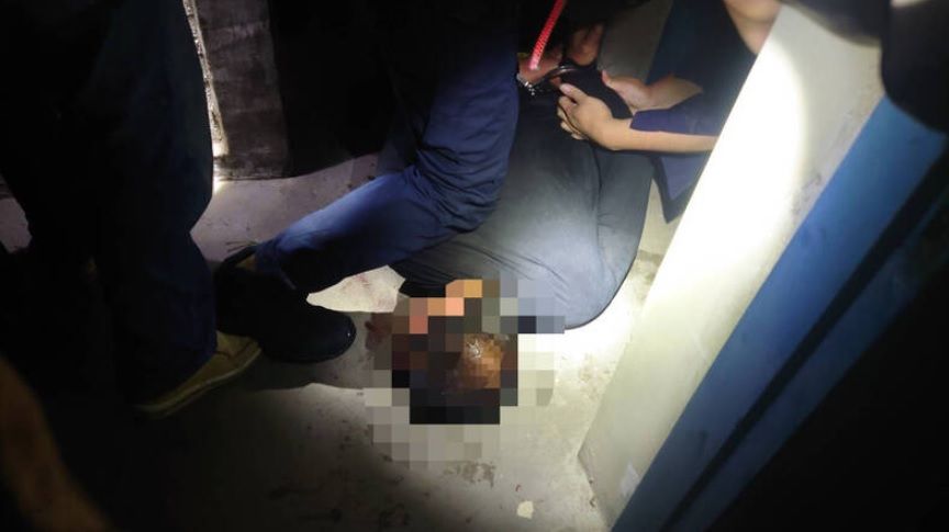 ▲苗栗縣52歲余姓毒品通緝犯外出時遭眼尖員警認出立即逃竄，一路逃回住處頂樓，持刀與警方對峙，並丟擲花盆、磚瓦反抗，警方擊發電擊槍，歷時近3個半小時將余男逮捕歸案。（圖／翻攝畫面）  