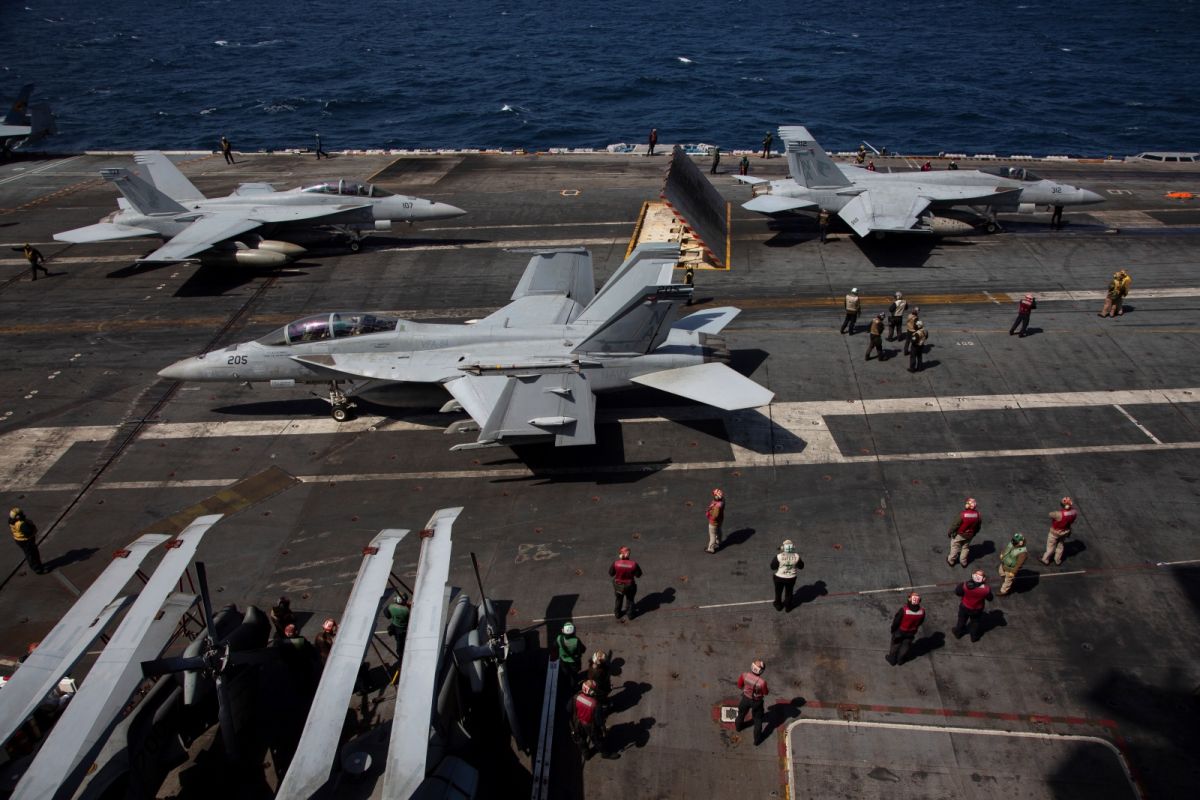 ▲美軍航空母艦尼米茲號（USS Nimitz）及其打擊群轄下單位，19日按預定計畫抵達日本長崎縣佐世保港口訪問。資料照。（圖／美聯社／達志影像）