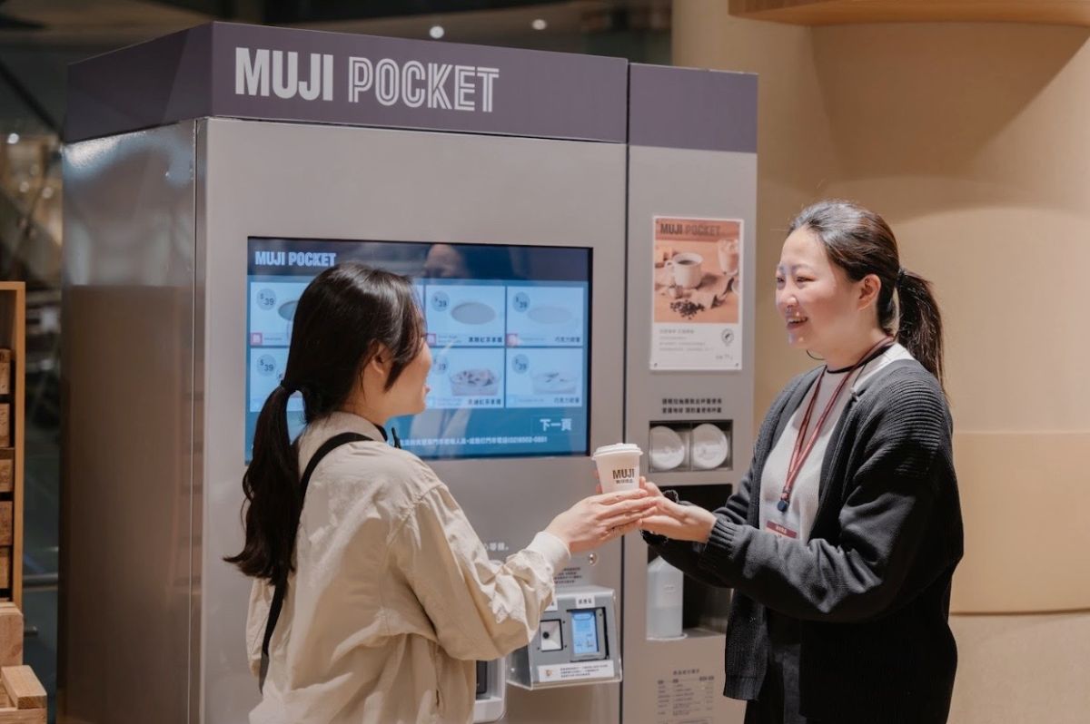 ▲無印良品門市出示會員APP，可兌換免費咖啡飲品。（圖／無印良品提供）