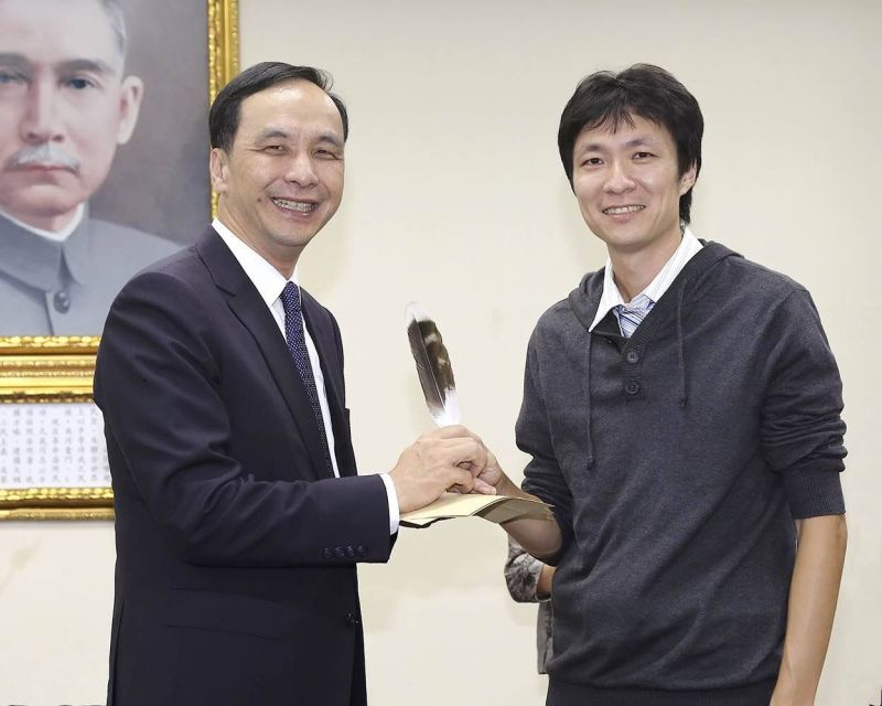 ▲ 盧紀燁（右）2015年曾受邀到國民黨演講。翻攝國民黨臉書