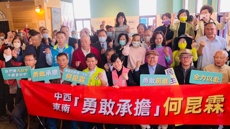▲何昆霖在眾多支持者力挺下決定再戰。(圖/記者顏幸如攝,2023.03.28)