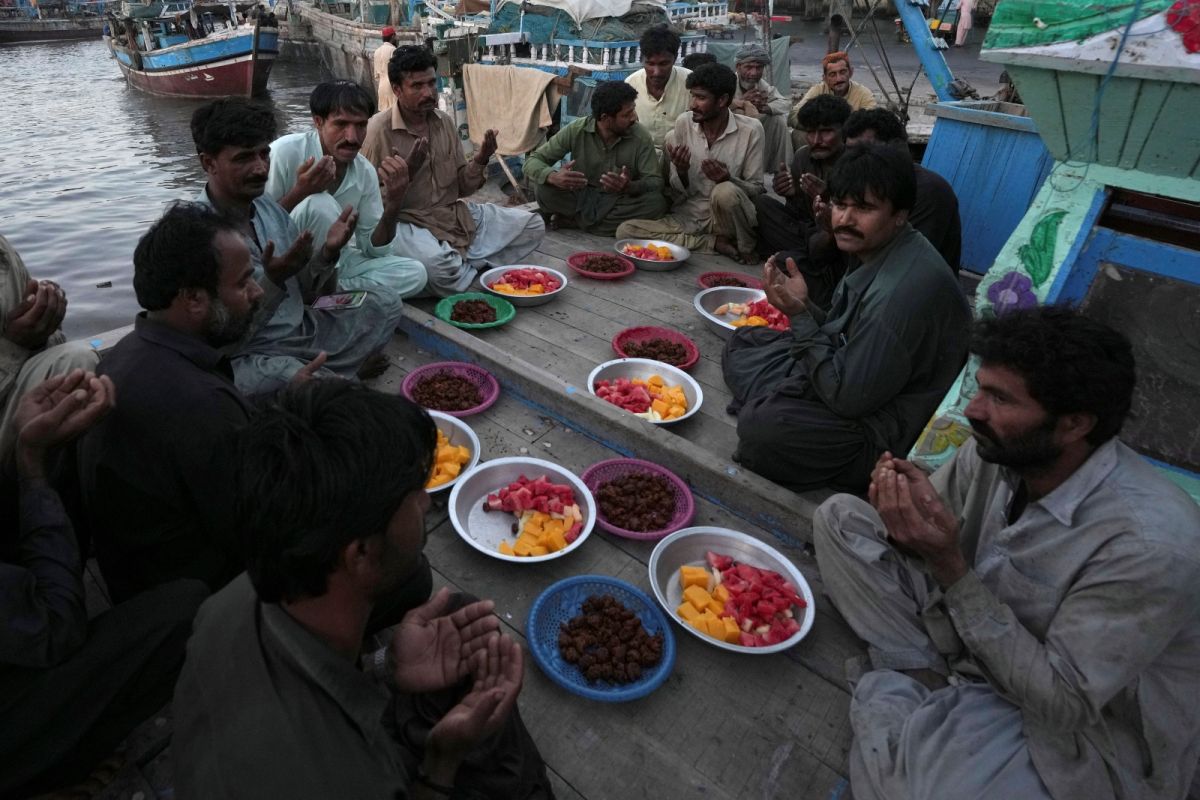 ▲巴基斯坦通膨嚴重，齋戒月布施行善的氣氛也略顯黯淡。（圖／美聯社／達志影像）