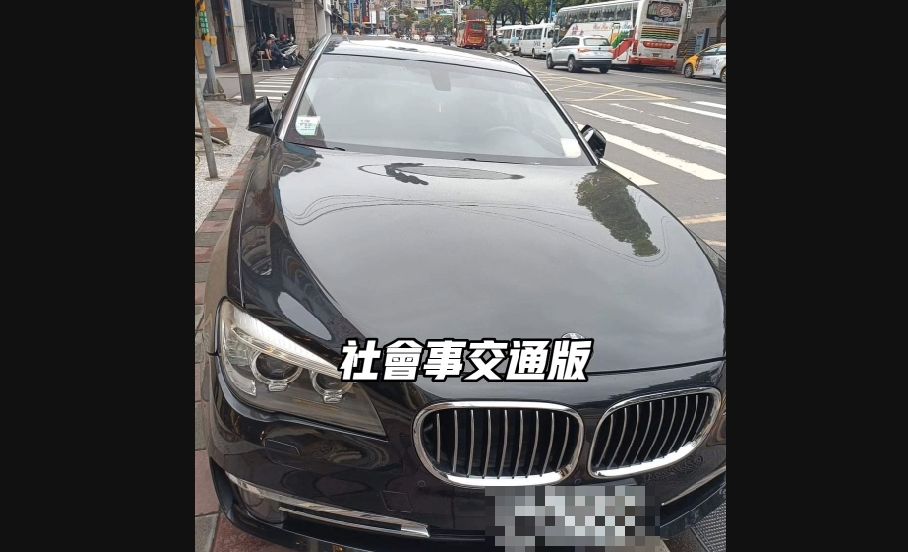 ▲昨（27）日一輛BMW黑車轎車掛著「立法院通行車」，違停在新北市新莊區中華路一段的人行道上，遭到路人拍照上傳LINE社群《社會事影音》群，引發熱議。（圖／翻攝社會事影音）