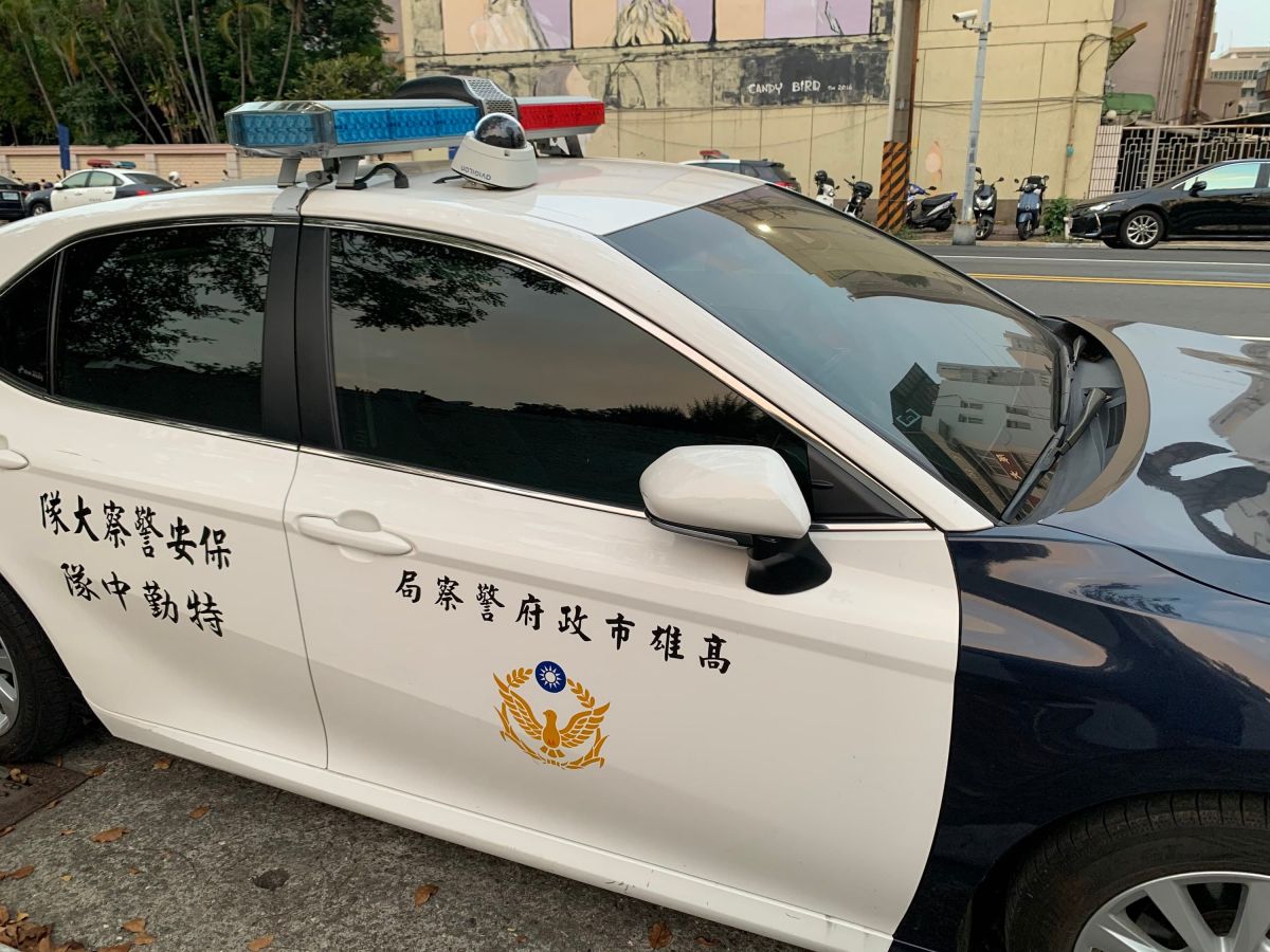 ▲高雄市警局宣導詐騙案，貼出陽光斯文帥警照，引來網友歪樓留言。(示意圖／官方提供)