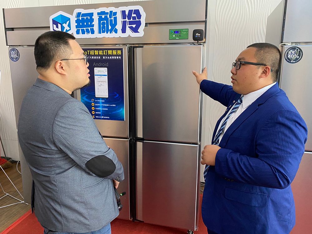 ▲邱敬訓(右)說明商用智慧變頻冰箱特色（圖／記者張振興攝，2023,03,28）