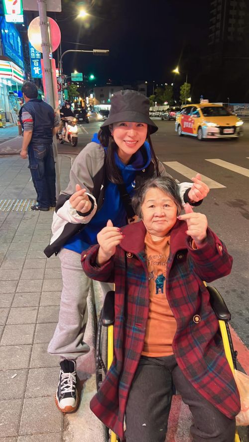 ▲宛宛兒和奶奶關係緊密，她2022年底受訪，透露買下第四間600多萬的房子，給一手拉拔她長大的奶奶住。（圖／宛宛兒臉書）