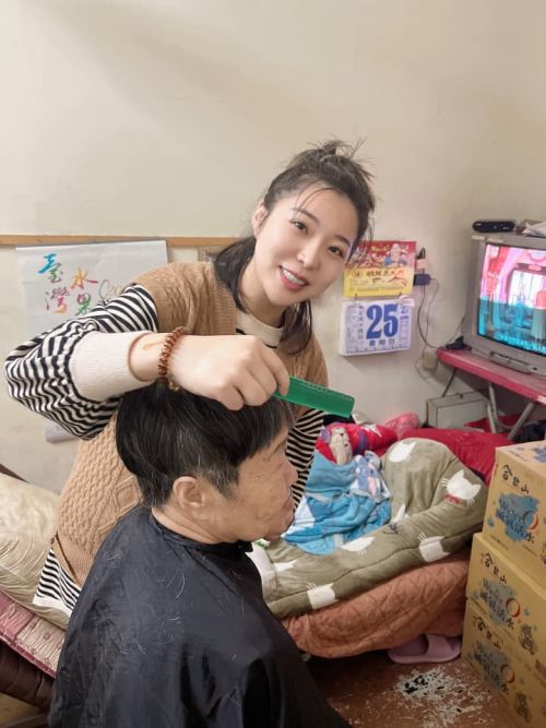 ▲宛宛兒2022年出書，分享從洗頭小妹到擁有百萬粉絲的翻轉人生。（圖／宛宛兒臉書）