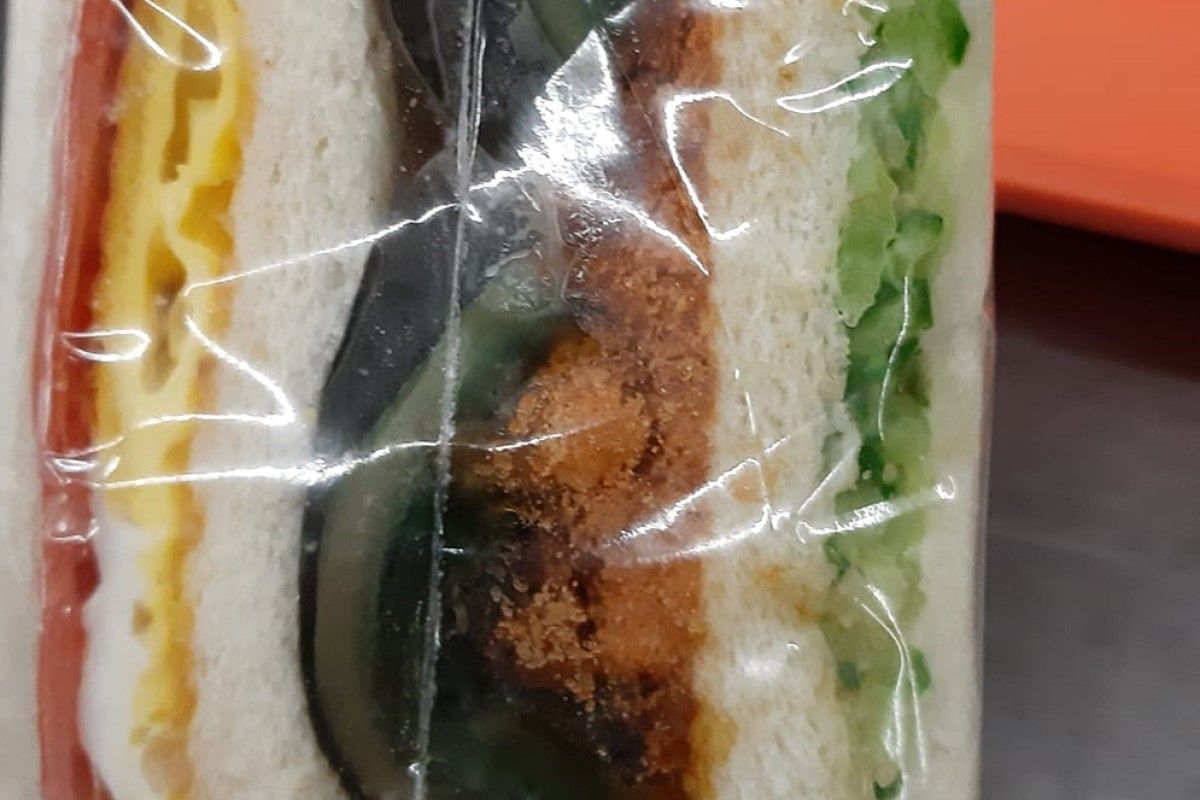 ▲原PO發現早餐店販賣「皮蛋三明治」。（圖／臉書社團《爆廢公社》） 
