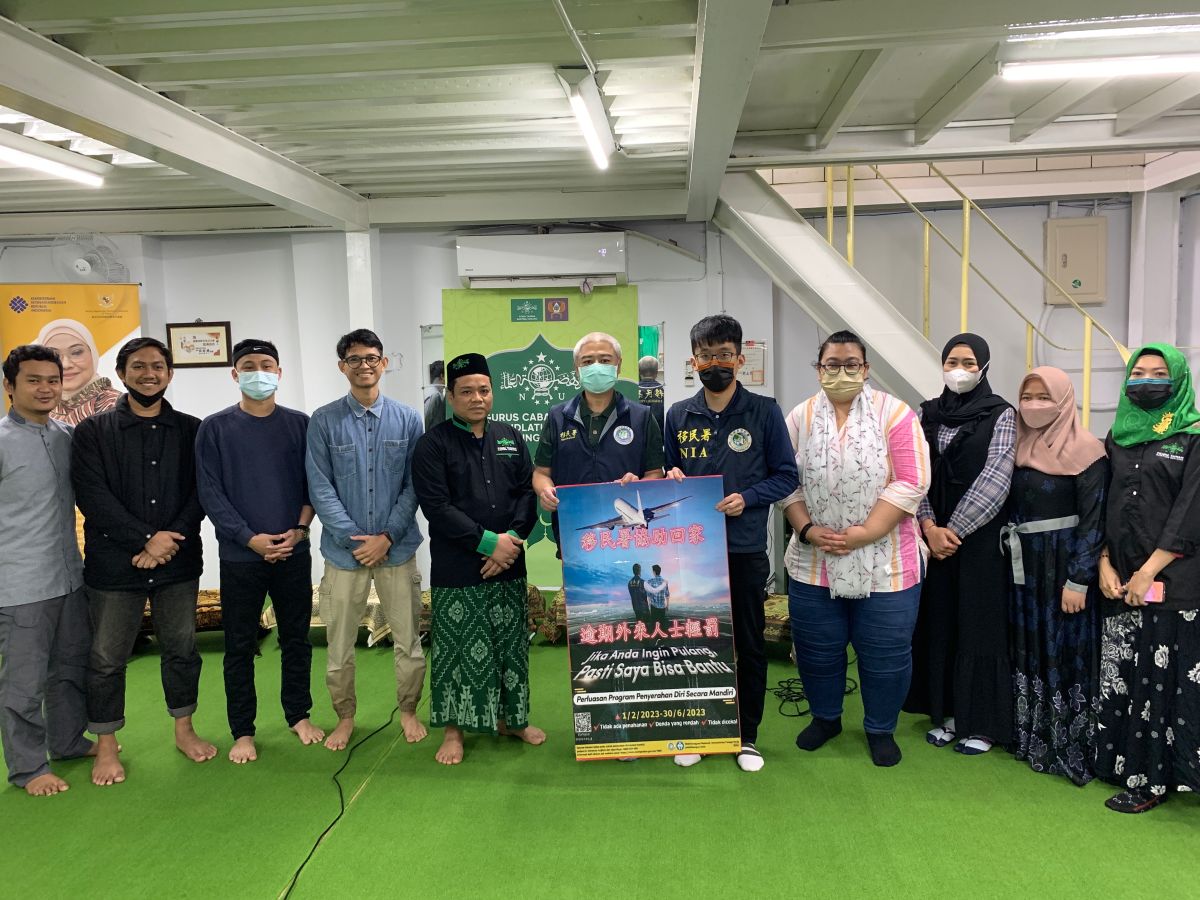 ▲移民署同仁與基隆市清真寺成員夥伴完成宣導合影。（圖／移民署）