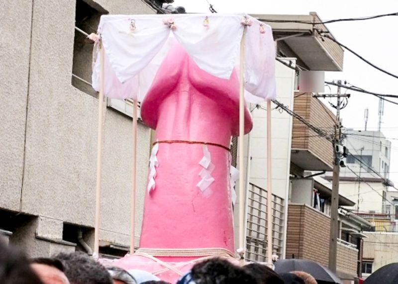 ▲日本神奈川縣川崎市，每年4月的第一個禮拜天，都會舉行「鐵男根祭」（かなまら祭），當天街道上會出現許多陰莖狀的吉祥物，讓參與祭典的民眾膜拜。（圖／翻攝自「SoraNews24」）