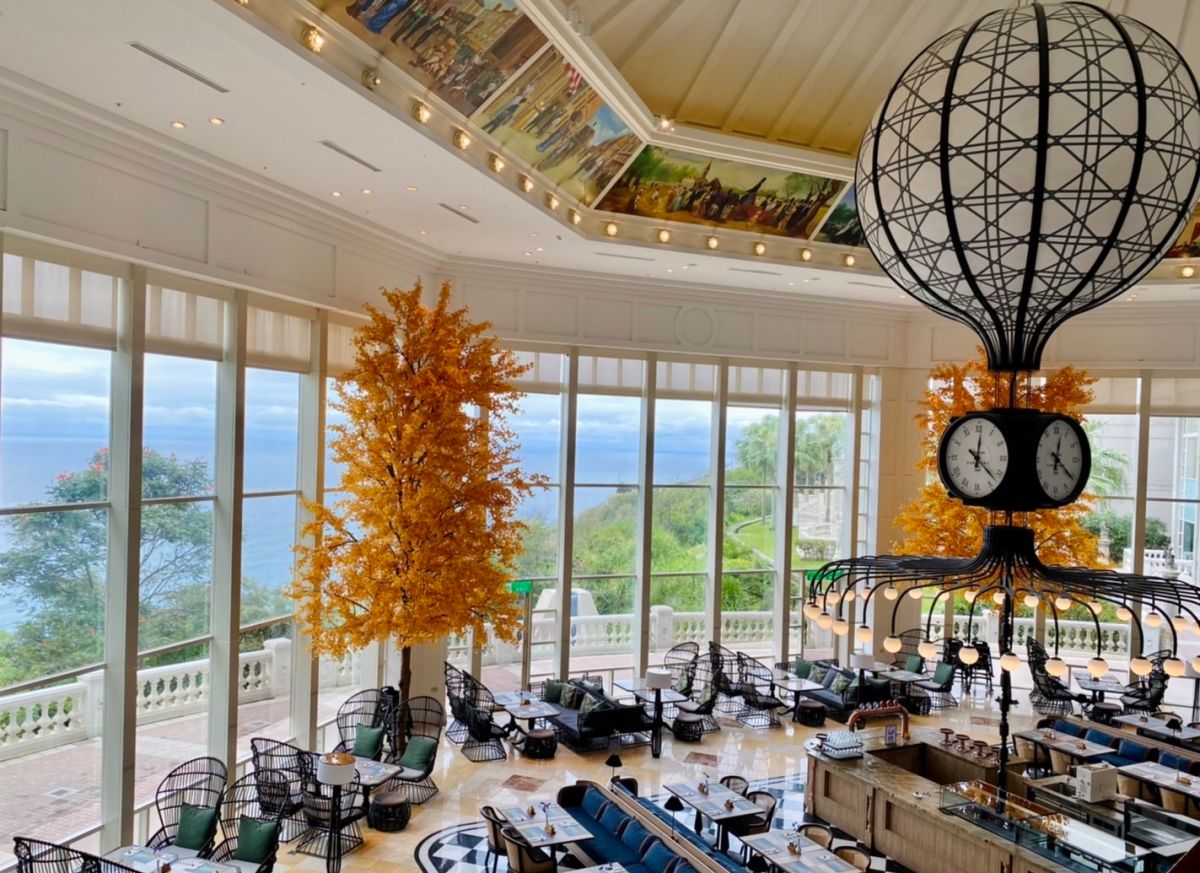 ▲花蓮遠雄悅來大飯店改裝開箱，大廳有10米高熱氣球，還有奢華露營的山海帳篷房。（圖／記者蕭涵云攝）