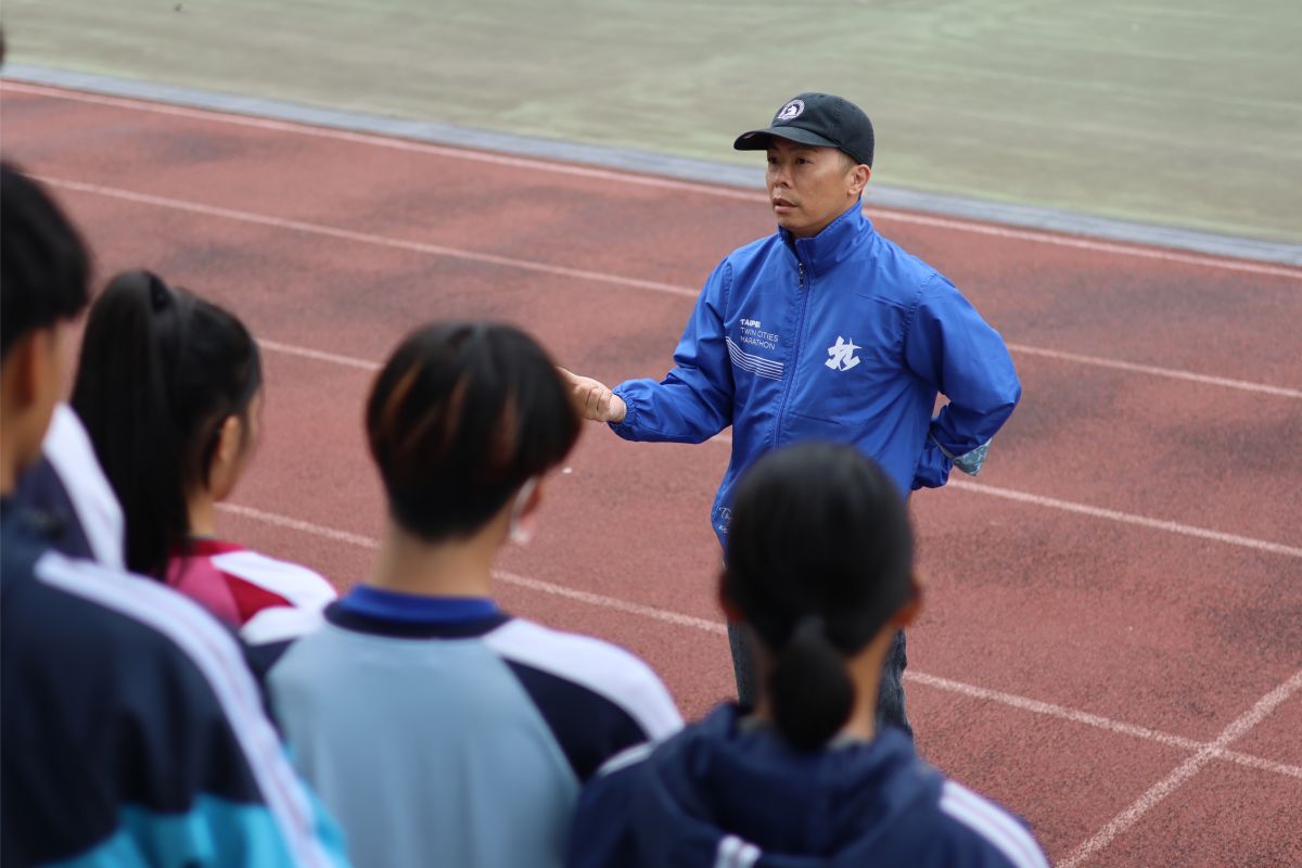 ▲隨行公益大使林義傑和海星中學田徑隊隊員分享自己的經驗。官方提供