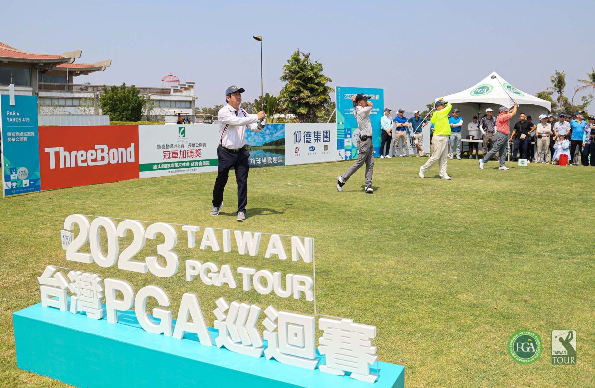 ▲開球儀式由易華電子董事長萬文財(左起)、TPGA理事長陳榮興、長華集團總裁黃嘉能及長華電材董事長洪全成開球(官方提供)