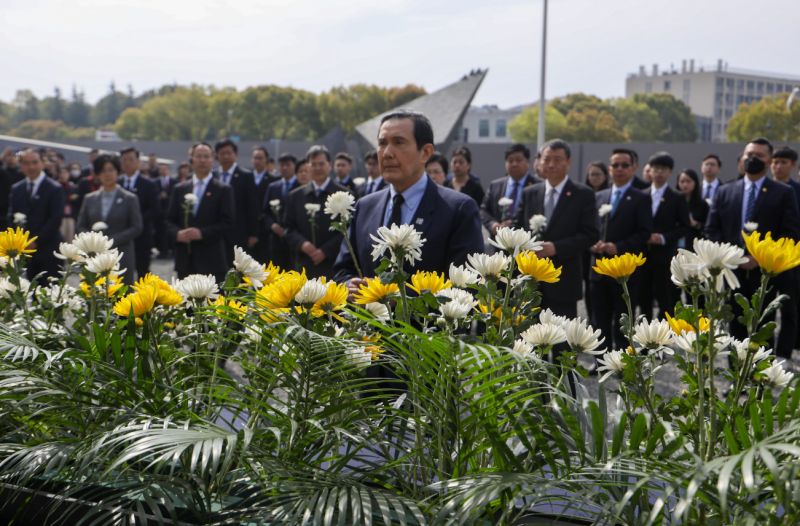 ▲馬英九參訪南京大屠殺紀念館，並在館外進行祭奠儀式，向遇難同胞獻花、獻花籃致祭。（圖／馬英九辦公室提供）