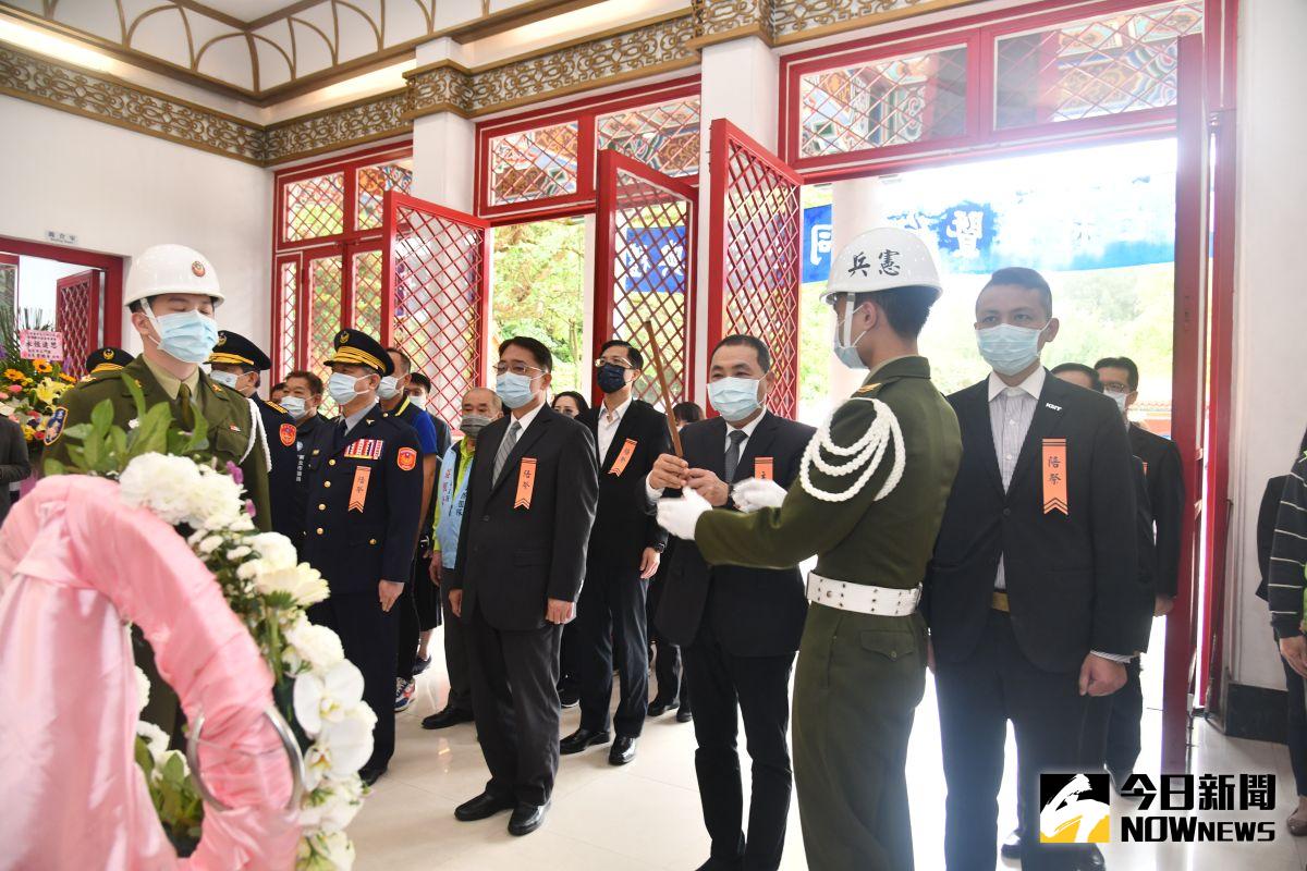 ▲侯友宜出席新北市忠烈祠春祭典禮，擔任主祭官向烈、義士靈位上香獻花等儀禮。（圖 ／記者吳嘉億攝，2023.03.29）