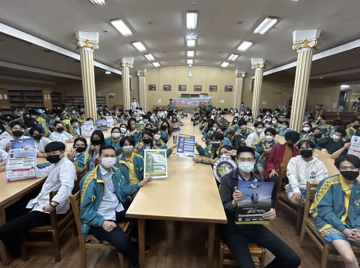 ▲桃園市服務站與學生合照。（圖／移民署）