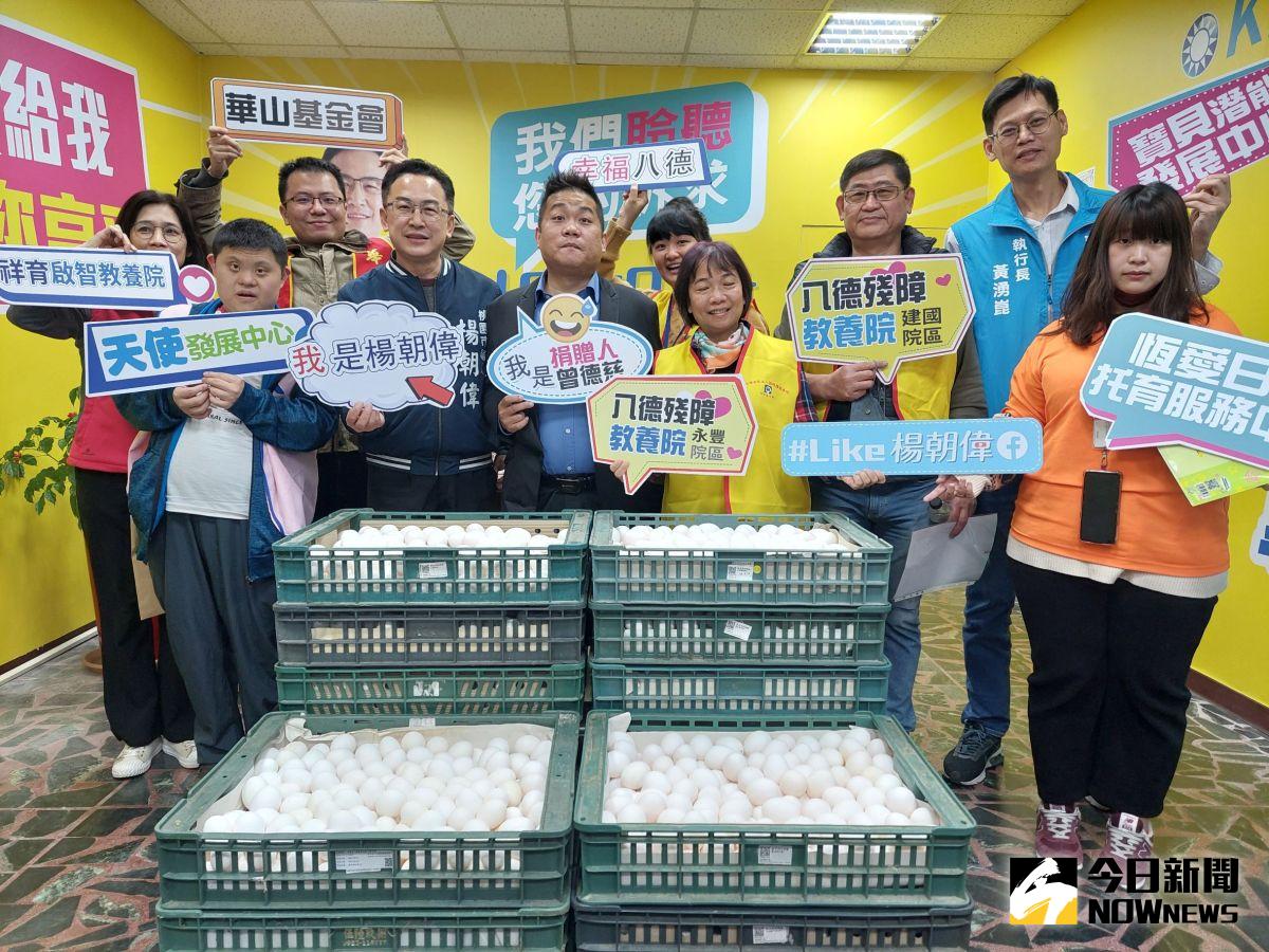 ▲因為不了解有哪些單位可以贈送，又怕萬一沒有送到真正需要的弱勢族群手中，曾德慈找到議員楊朝偉，很高興能透過自己信賴的平台成功促成這次的贈蛋行動。（圖／記者李春台攝，2023.03.28）