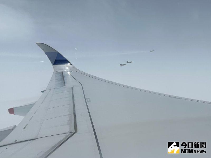 ▲蔡英文率團展開「民主夥伴共榮之旅」,專機自桃園機場起飛時,空軍派出四架F-16戰機伴飛。(圖/記者黃宣尹攝,2023.03.29)