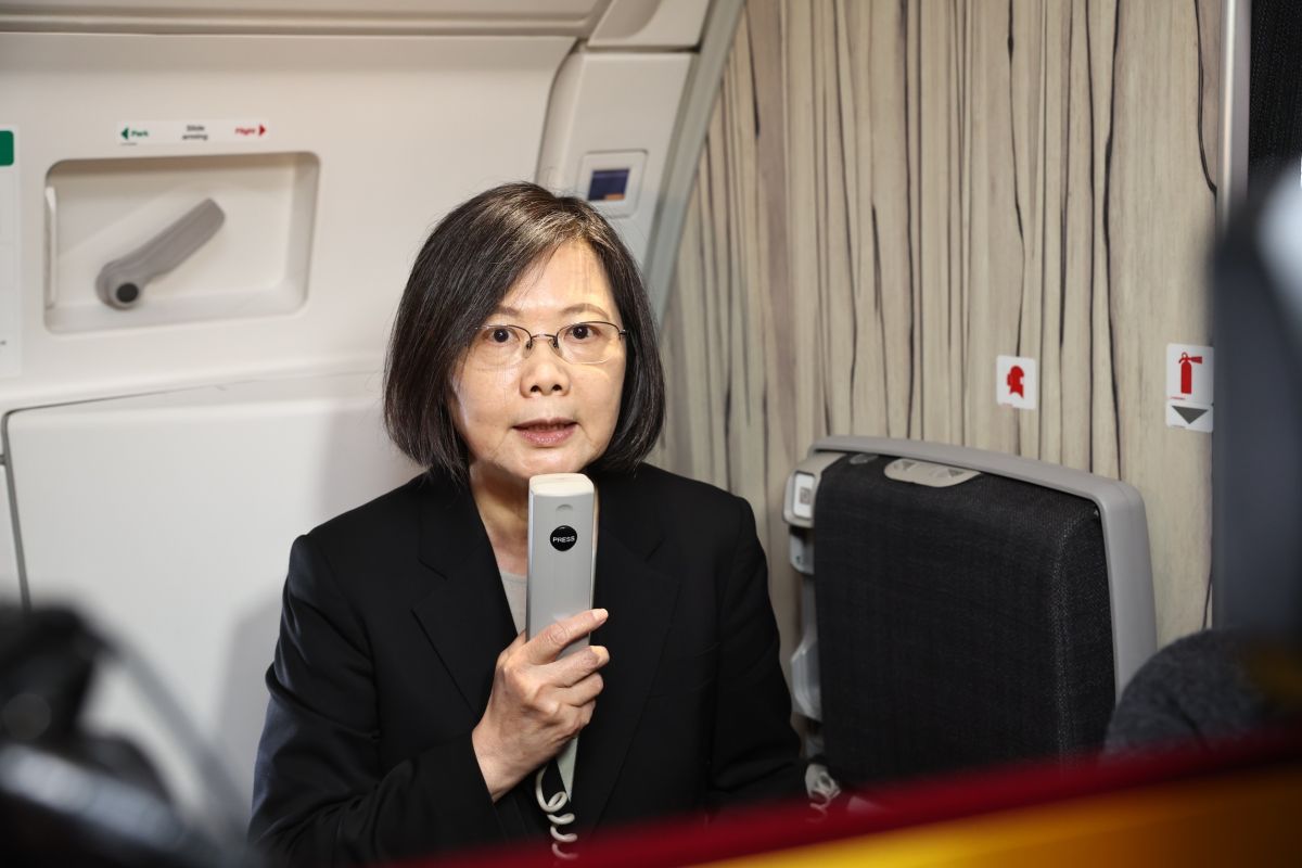 ▲總統蔡英文展開「民主夥伴共榮之旅」，並於專機起飛後於機上發表談話。（圖／台北市攝影記者聯誼會提供）