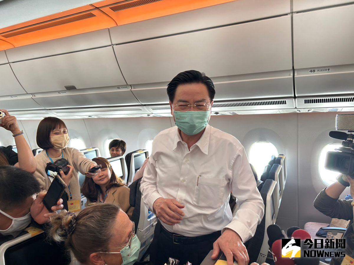 ▲總統蔡英文展開「民主夥伴共榮之旅」，陪同出訪的外交部長吳釗燮於華航專機上與媒體對談。（圖／記者黃宣尹攝，2023.03.29）