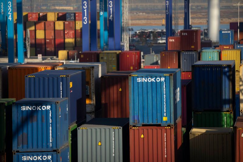 ▲貨物運輸持續停滯，亞洲3月發往美國貨櫃運量下降31.5％。圖為天津一處港口。（圖／美聯社／達志影像）