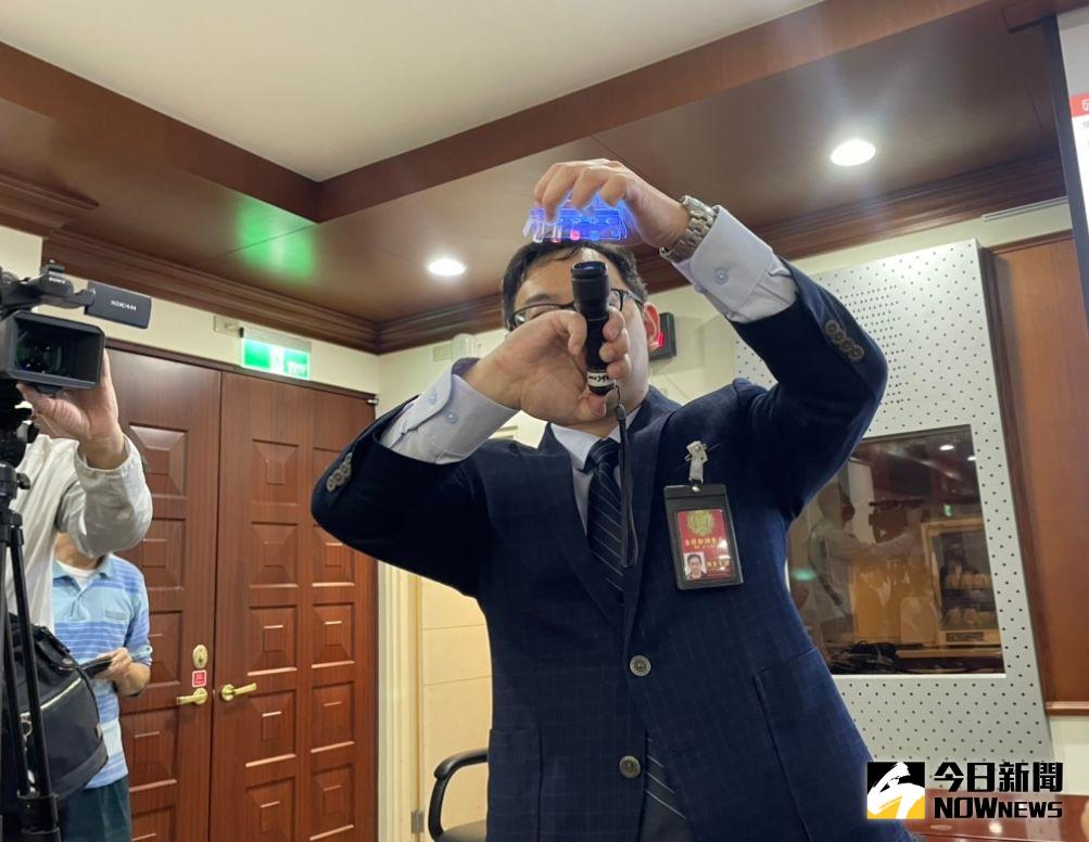 ▲調查局鑑識科學處調查官顏堯德研發出全球首款毒品廣篩劑（圖／記者潘千詩攝）