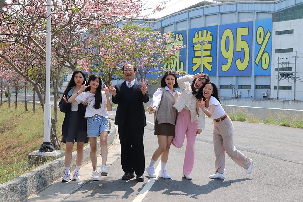 ▲中華醫大相鄰的仁德滯洪池北堤岸花旗木開始盛開，中華醫大校長孫逸民偕學生賞花趣（圖／中華醫大提供）