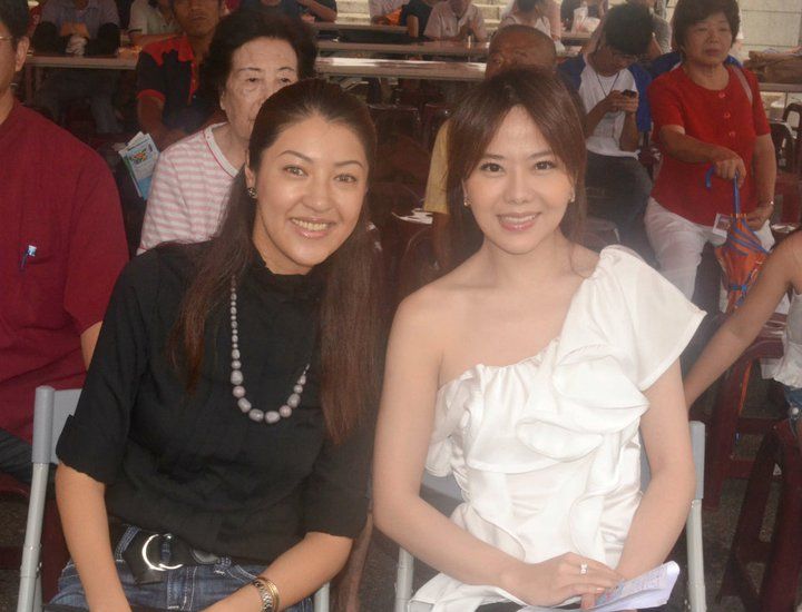 ▲10幾年前南投市長時期,許淑華雖年輕漂亮但稍帶「土味」,如今已是知性熟女等級。右為前藝人小潘潘。(圖/翻攝許淑華臉書,2023.04.02)