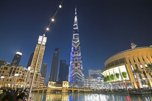 杜拜富豪性愛派對黑幕！烏干達女淪「杜拜馬桶」　成白男排泄對象
