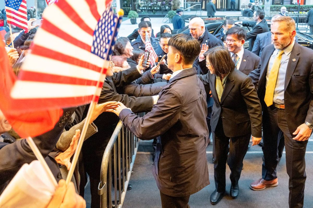 ▲蔡英文抵紐約受到僑胞熱烈歡迎，隨後其就與墨菲進行會晤。（圖／總統府提供）