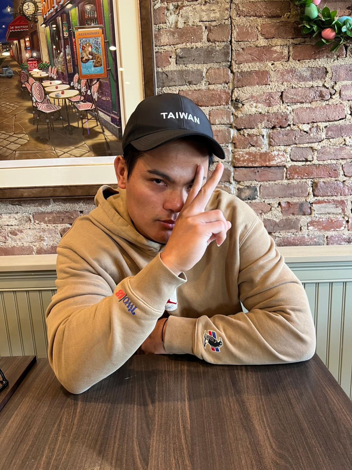 ▲張育成曬球帽，上面印上「TAIWAN」字樣。（圖／取自張育成臉書）