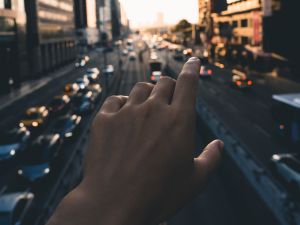 ▲顫抖、僵硬、動作慢,是帕金森病3大徵兆。(示意圖/取自Pexels) ▲顫抖、僵硬、動作慢,是帕金森病3大徵兆。(示意圖/取自Pexels)