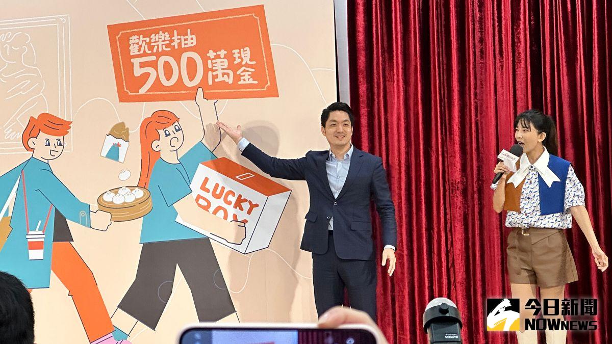 ▲台北市長蔣萬安30日參與「Let's購台北　消費歡樂送」活動記者會，宣布4月1日起在北市單筆消費滿200元，憑發票或收據上網登錄，即可抽500萬現金。（圖／記者丁上程攝，2023.03.30）