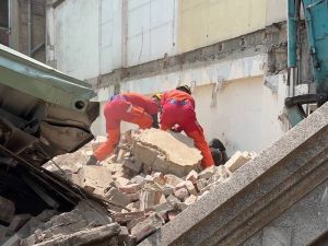 ▲台中市台灣大道一處巷弄內，今（30）日上午驚傳建築倒塌。（圖／翻攝畫面）