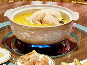 ▲太艮的「砂鍋雞湯」富含膠質的濃郁湯頭，令人口齒生香。（圖／ 太艮火焰醉鵝提供）
