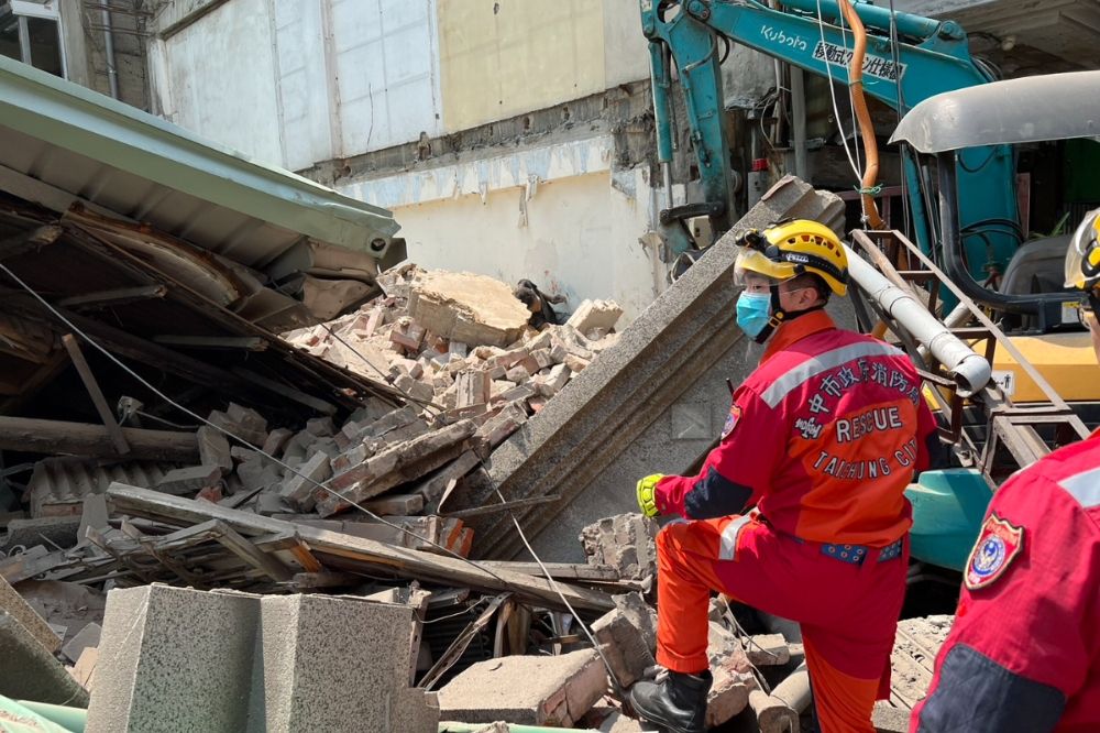 ▲台中市中區台灣大道一段今（30）日發生房屋倒塌，導致3人受困，1人不幸身亡。台中市府都市發展局派員到場勘查，並表示後續將依建築法規定勒令停工，另將配合勞檢單位釐清所涉勞安及公共安全等責任並究責。（圖／翻攝畫面）