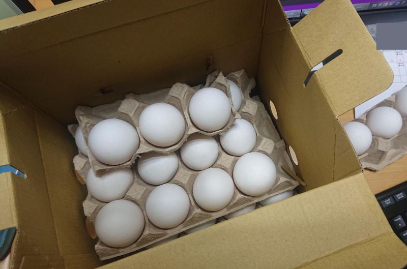 ▲公司一口氣發下30顆雞蛋，讓單身男子好困擾。（圖／翻攝爆怨公社臉書）