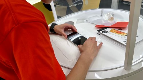 iPhone保護貼是智商稅？過來人曝用途：防刮　一刮痕轉賣恐差萬元