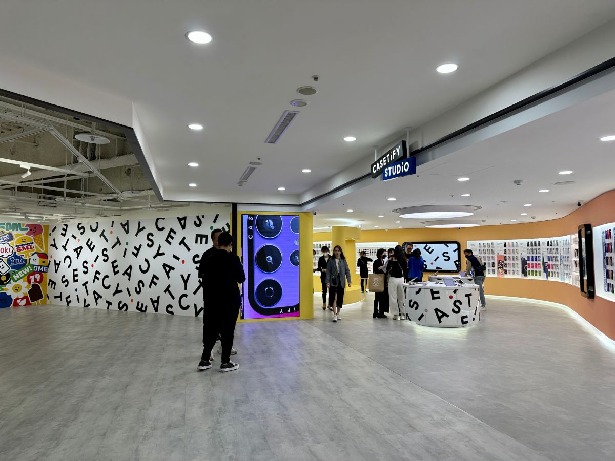 ▲CASETiFY 即日起至11 月 30 日， 推出黑五優惠，指定商品3 件享 7 折優惠，準備大搶年底最後一波買氣。。(圖／記者周淑萍攝)