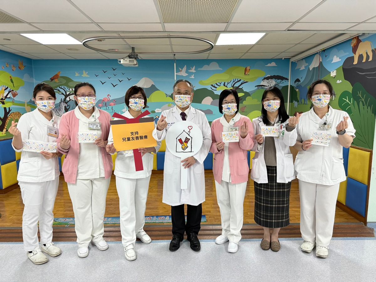 ▲彰化基督教兒童醫院院長陳家玉（中）與護理人員戴上「童趣口罩」，和孩子們拉進距離，增加親切感，創造互動。(圖／NOWnews攝)