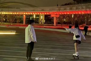 ▲有網友表示巧遇黃曉明（左）陪葉珂在上海某廣場玩滑板，不過隨後就有人出面闢謠，指出這是黃曉明在錄綜藝節目的片段，該女子只是路人。（圖／翻攝自微博）